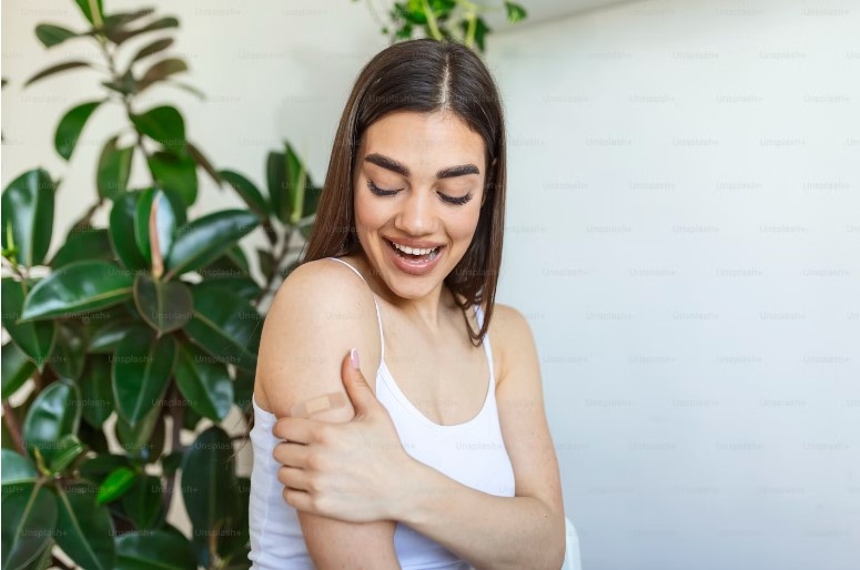 Сведения о проведенных прививках обычно можно найти в амбулаторной карте или в прививочном сертификате. Указывается не только дата вакцинации, но и серия и номер конкретной вакцины