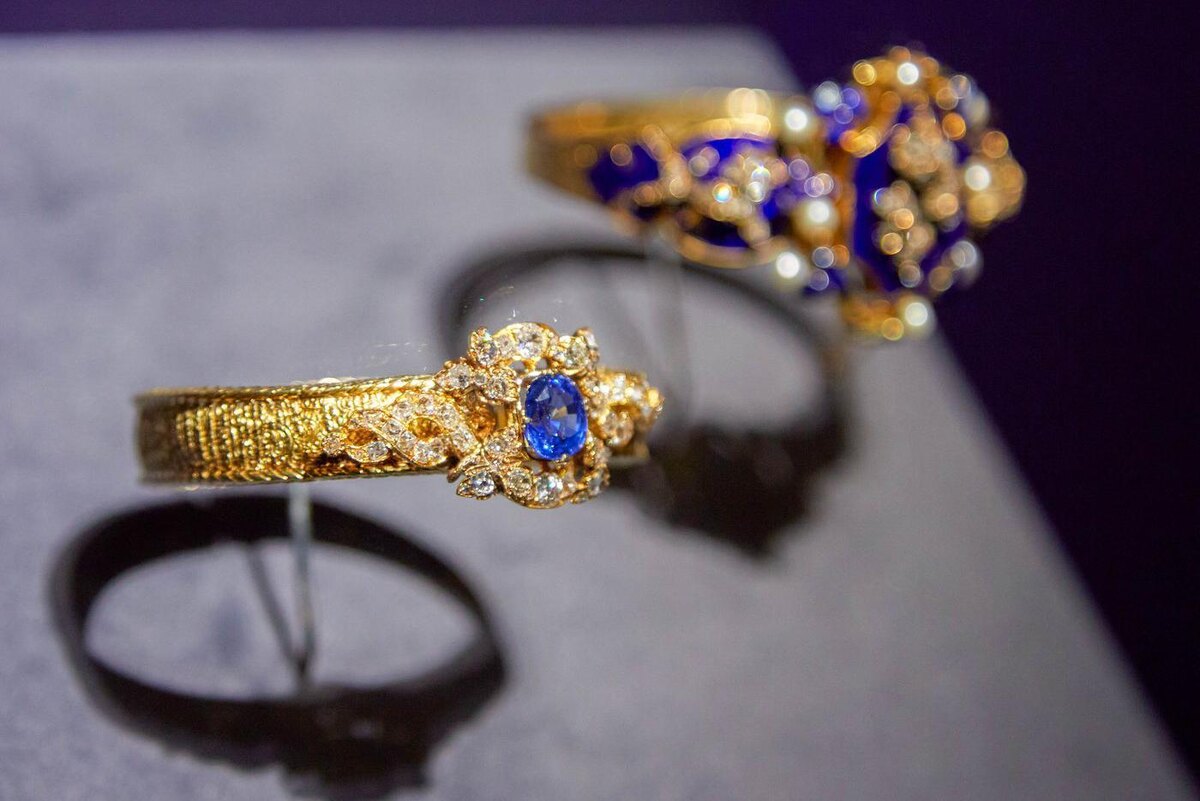 Браслет. Санкт-Петербург, середина XIX в. Золото, сапфир, бриллианты, литьё, теснение, плетение, монтировка. Дмитрий Белицкий / Агентство Москва