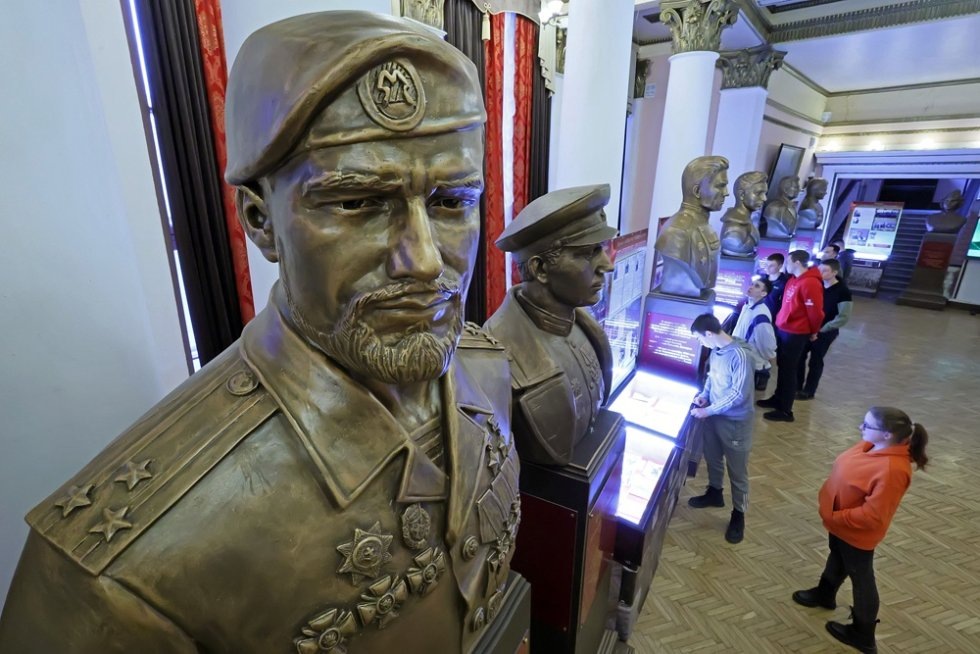    Выставка бюстов защитников Отечества «Аллея российской славы» приедет в Нягань