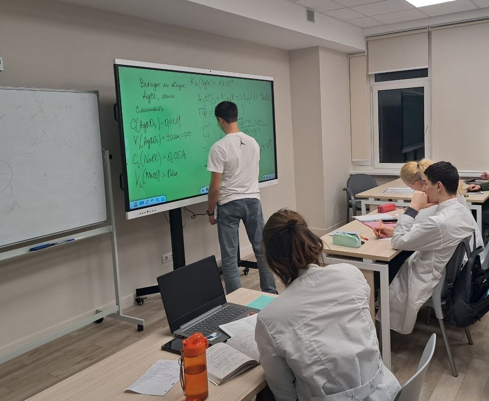 Аудитория и интерактивная доска (заседание кружка по химии)