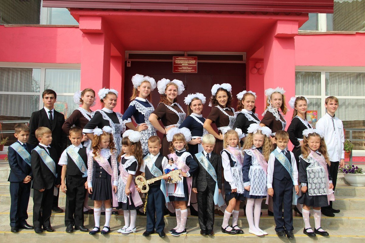 Первое сентября 2017 года, мои детки - старшие, 11 класс. Внизу первошата.