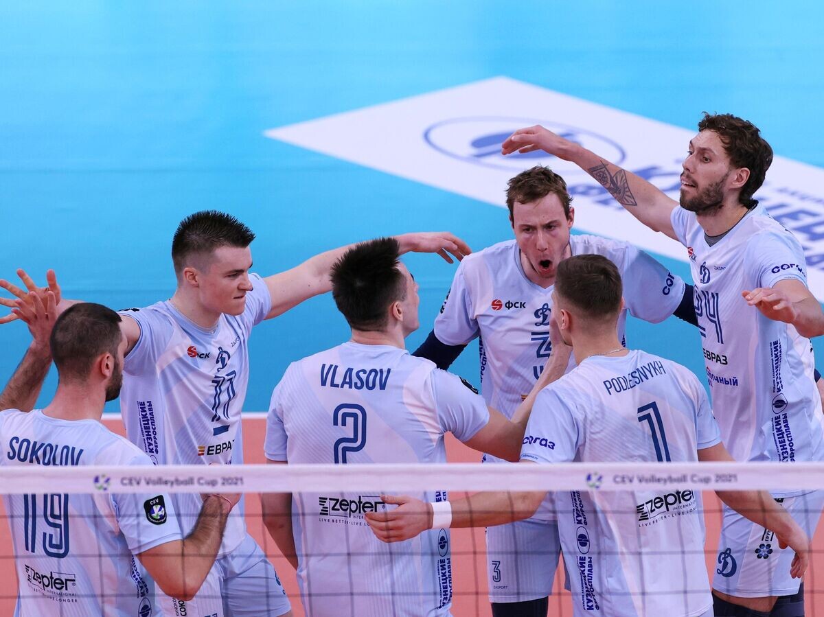    Игроки ВК "Динамо" радуются забитому мячу в финальном матче Кубка ЕКВ по волейболу среди мужчин сезона 2020/2021 между ВК "Динамо" (Москва, Россия) и ВК "Зенит" (Санкт-Петербург, Россия).© РИА Новости / Владимир Песня