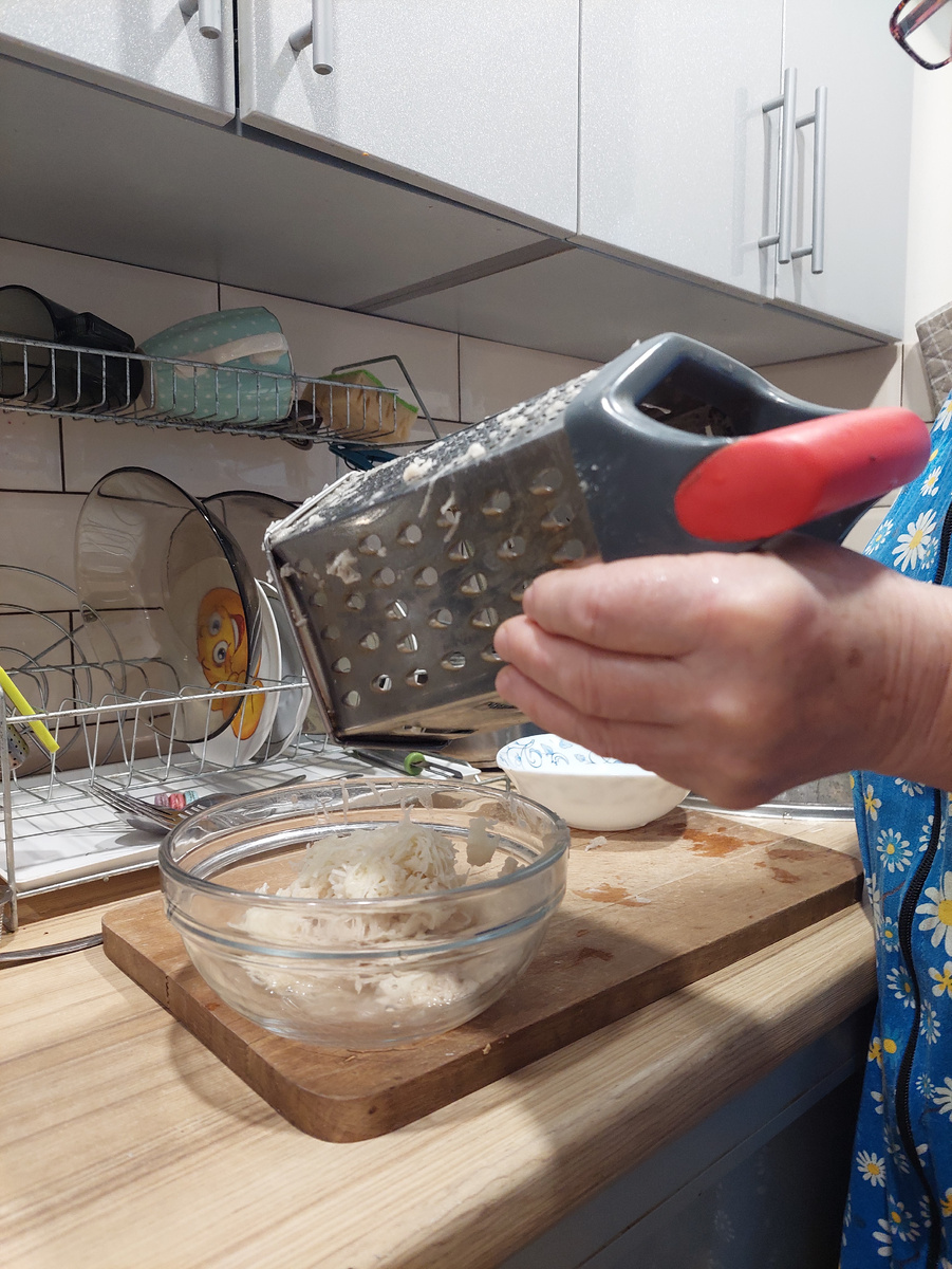 Михална готовит драники