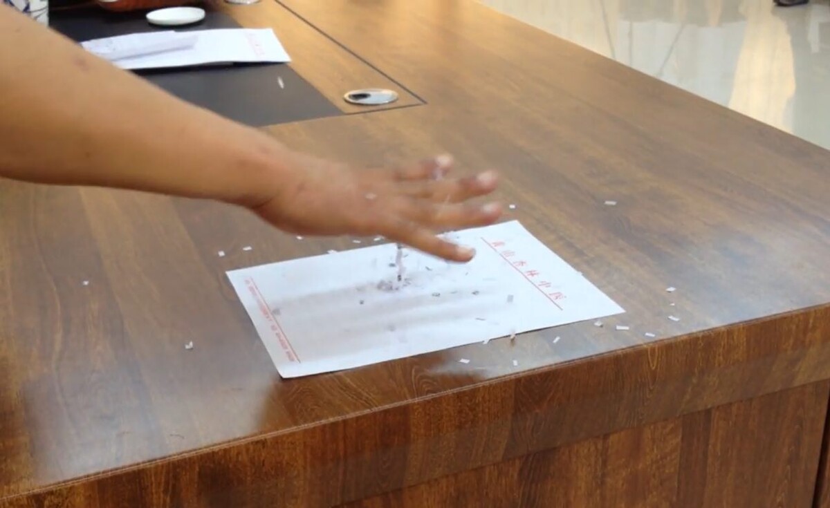 Dr. Jiang Feng demonstrates of one form of the qi field (氣場) phenomenon