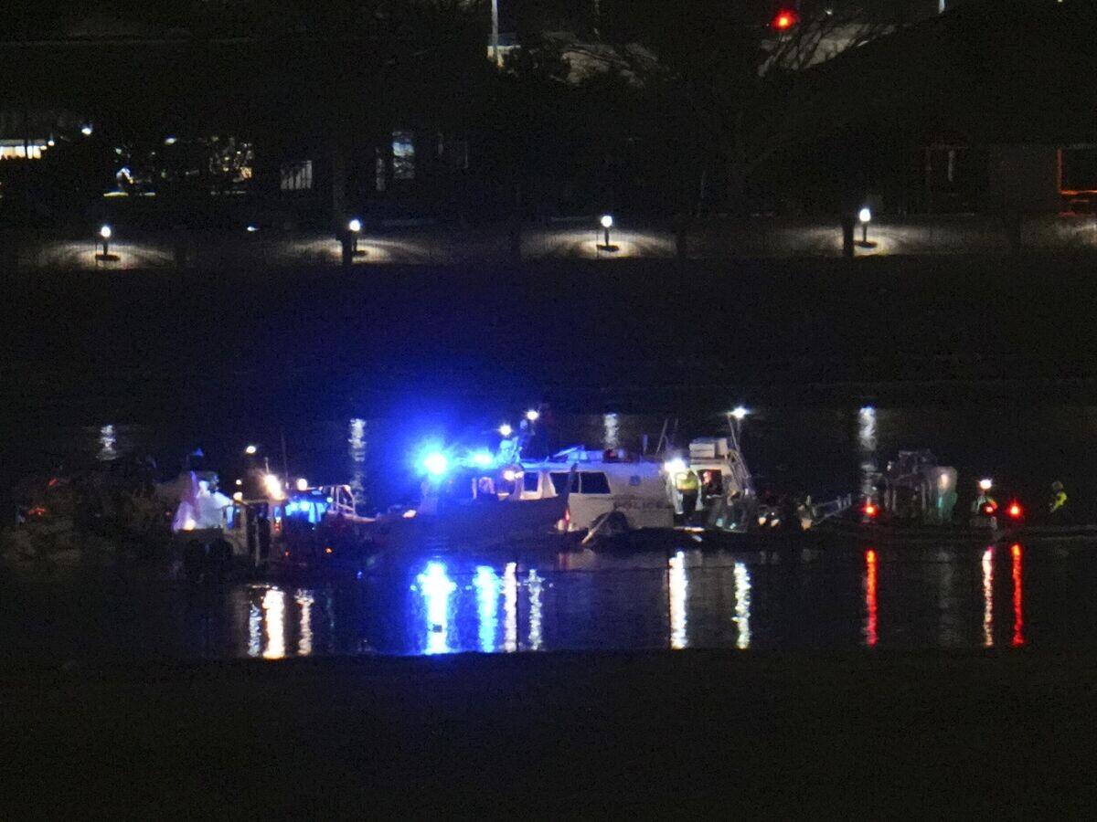    Поисково-спасательная операция на месте столкновения пассажирского самолета Bombardier CRJ700 военным вертолетом Black Hawk под Вашингтоном, США© AP Photo / Julio Cortez