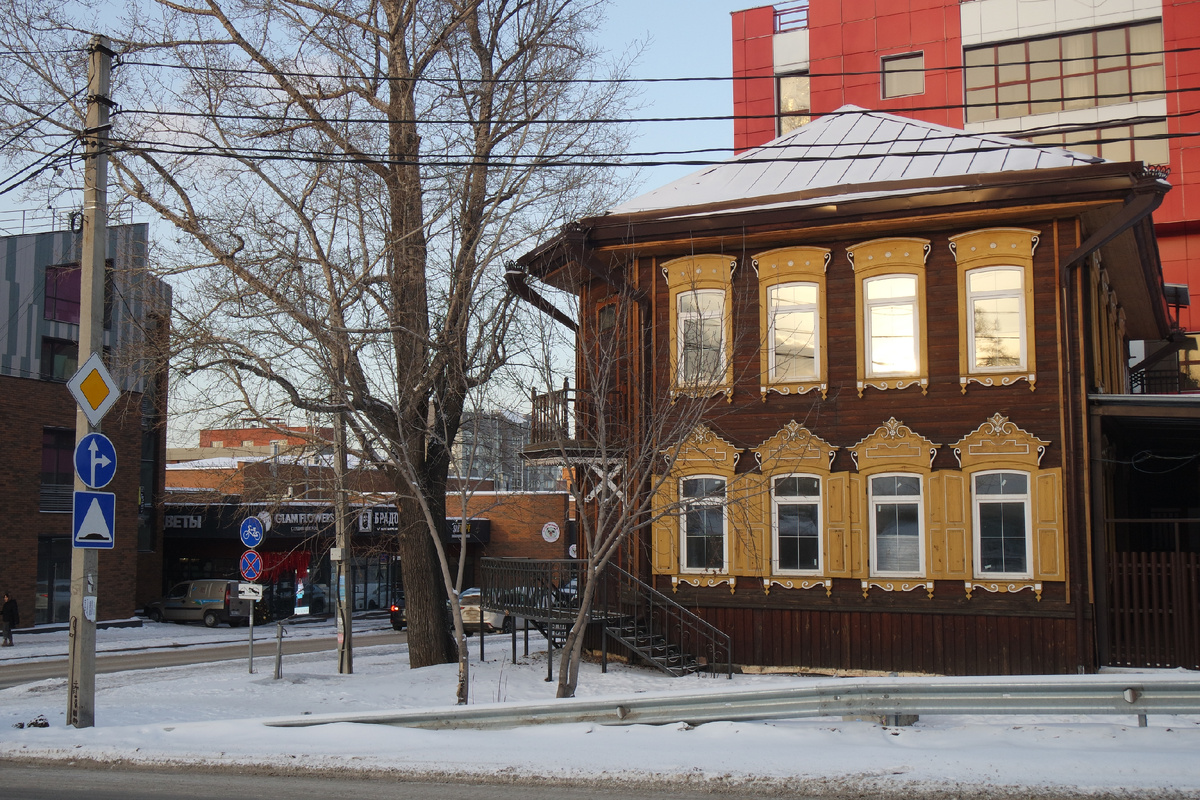 узнаёте дом по Байкальской 39 на ч/б фото выше? - со скошенным торцом... только телефонной будки нет... домик этот горел, но восстановили - и хорошо!