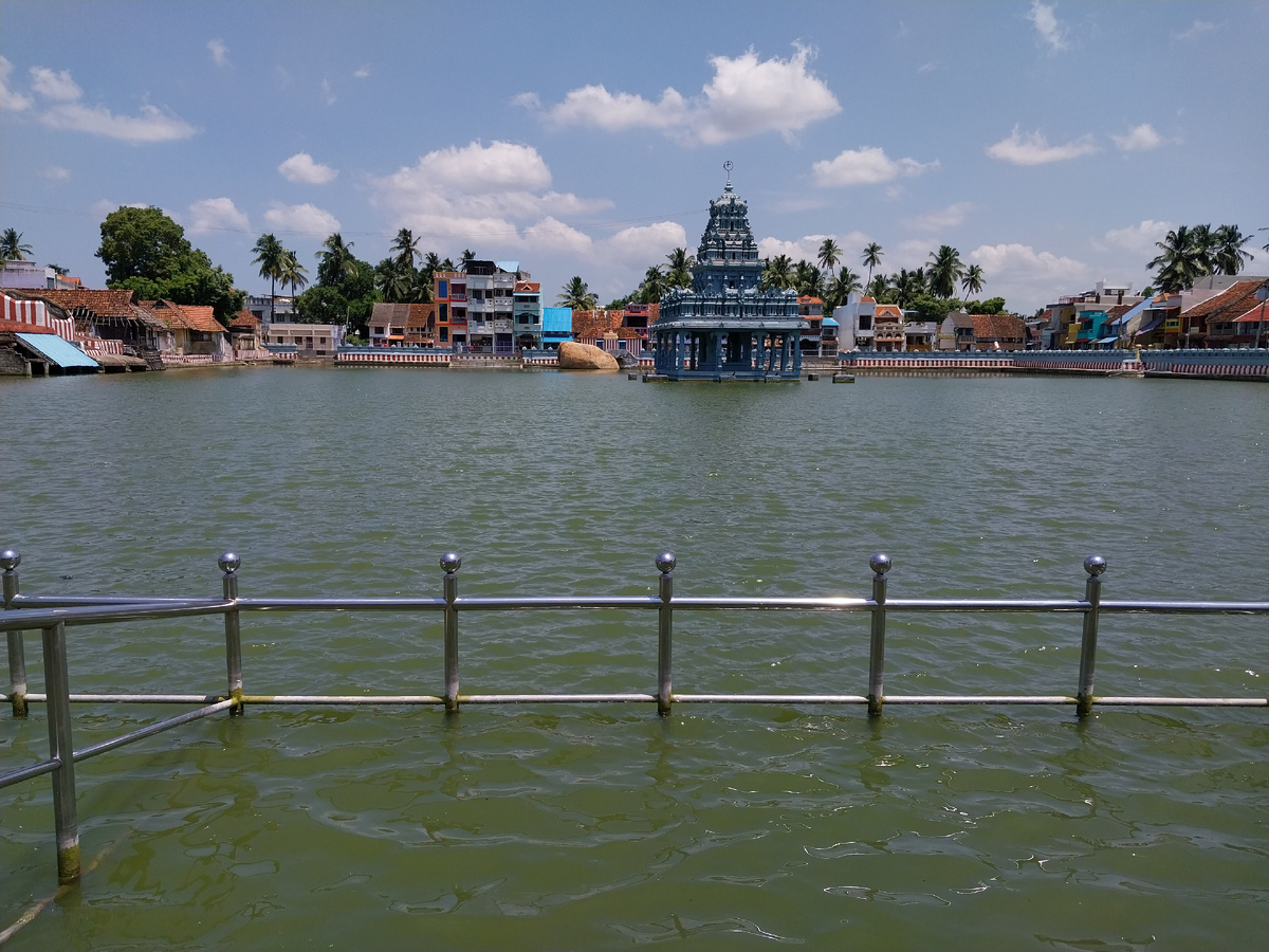 Сучиндрам. Пруд пред храмом. По центру -- "беседка". Металлическими перилами ограждена зона для ритуального омовения. 2023 г.