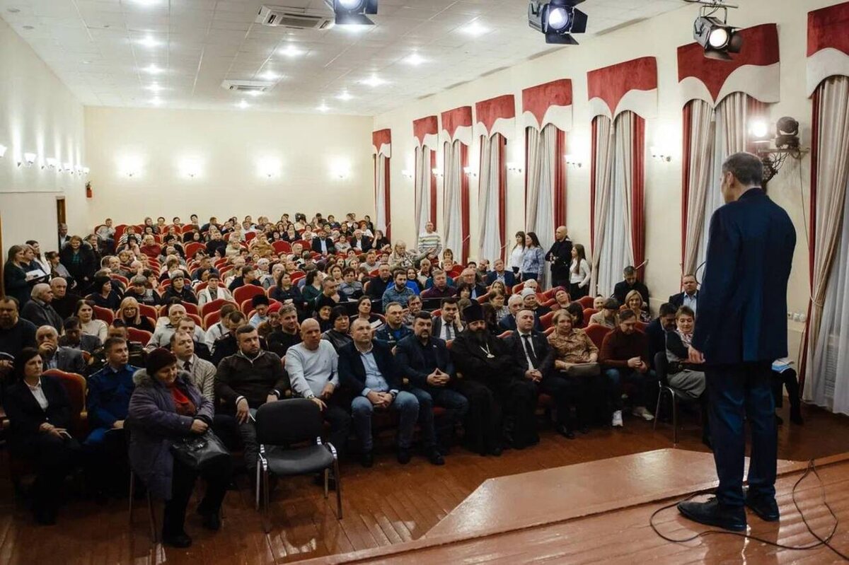    Врио Губернатора Курской области провел открытую встречу с жителями Фатежа, собрав более 200 человек