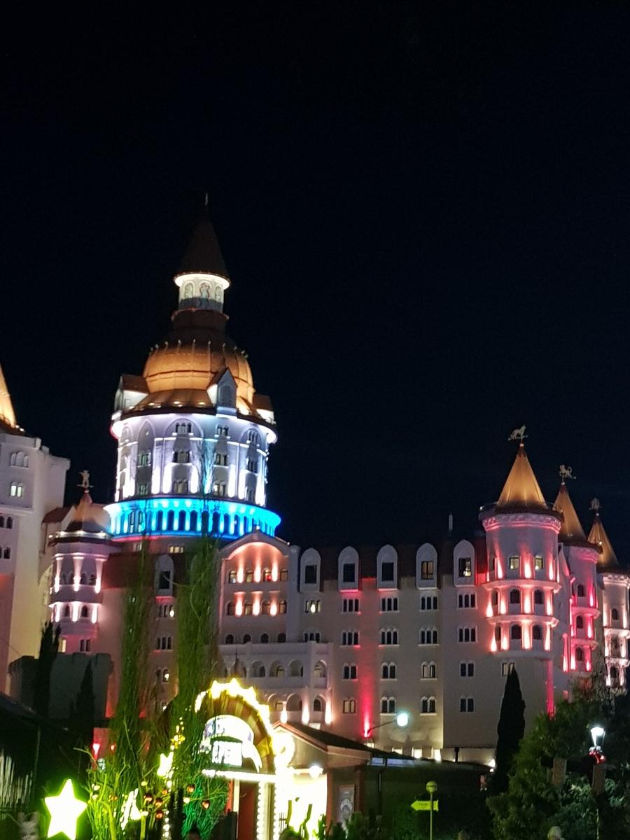 Самые красивые фото отеля получаются ночью когда включена подсветка.