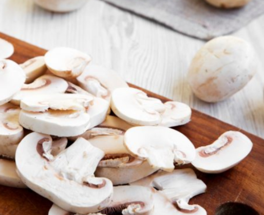 Сначала шампиньоны нужно порезать