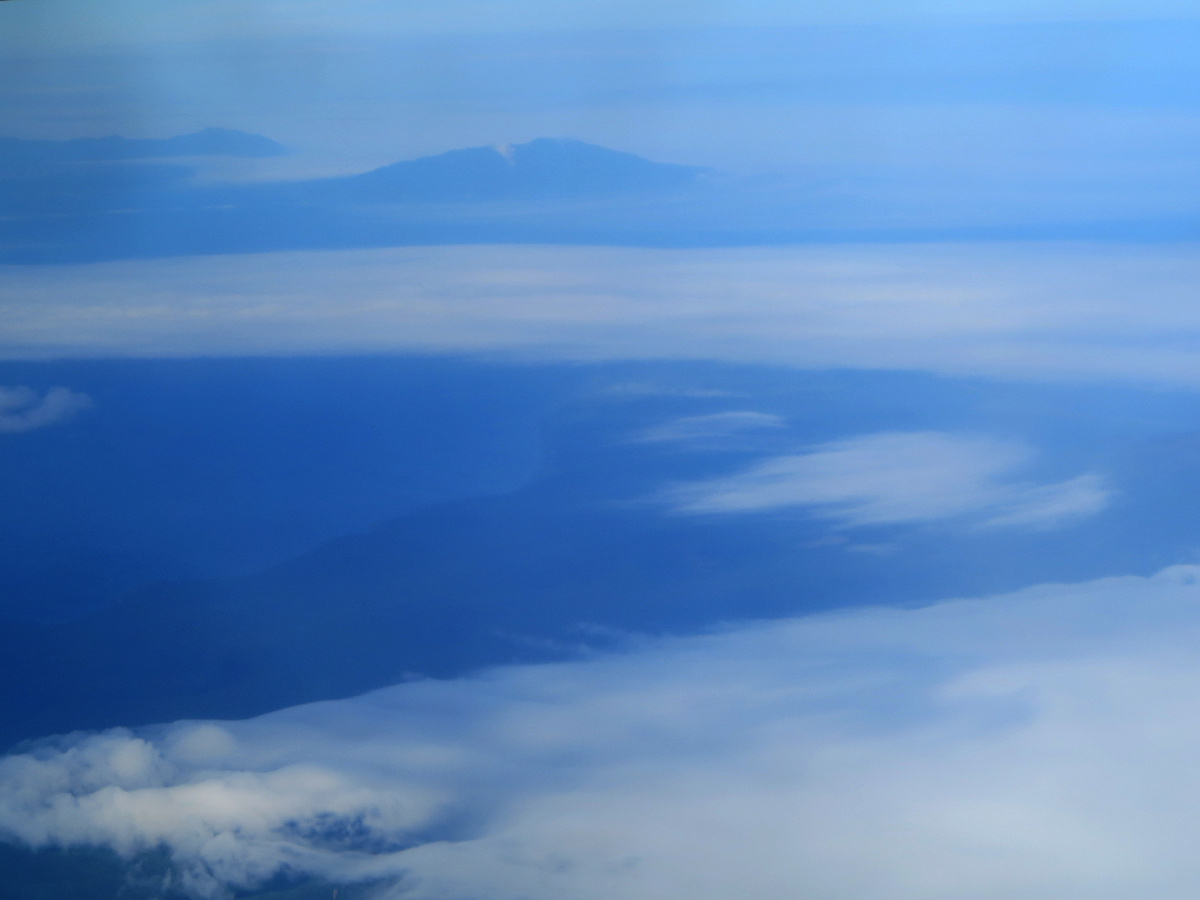 Вдалеке видны вулканы Южно-Курильской гряды