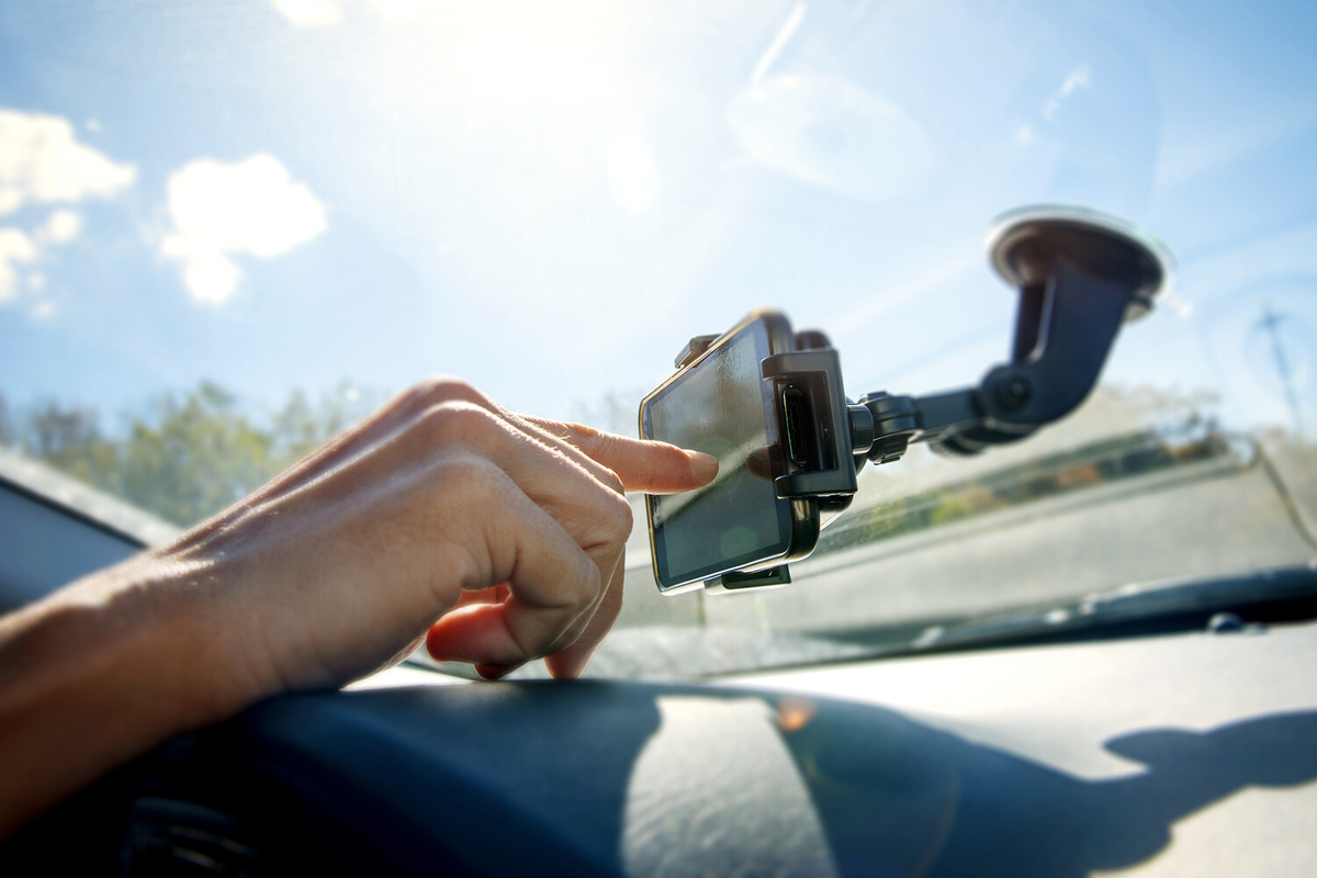 Фотография установленного видеорегистратора на лобовом стекле