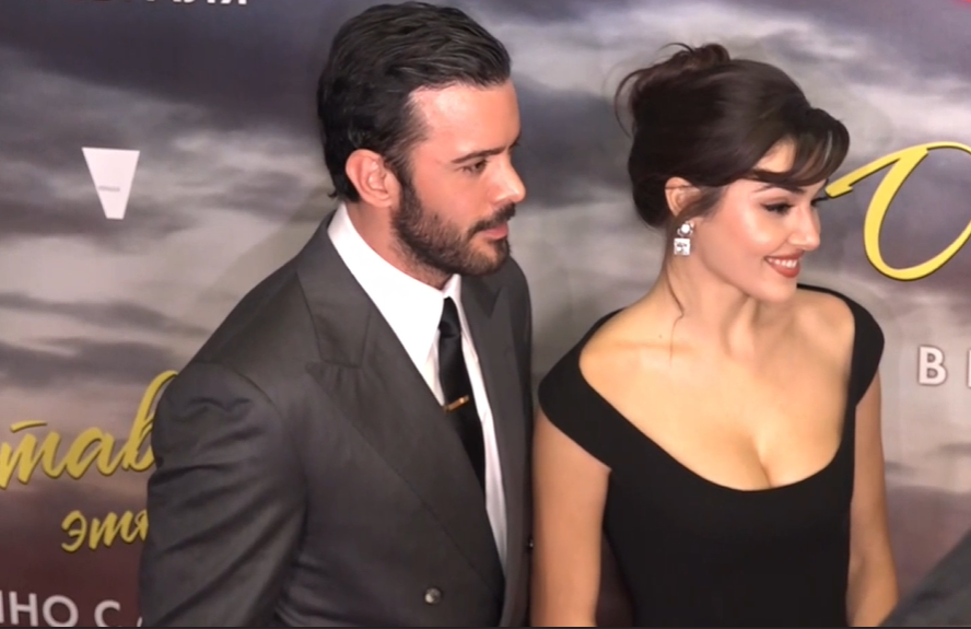 Скриншот с прямой трансляции премьеры фильма