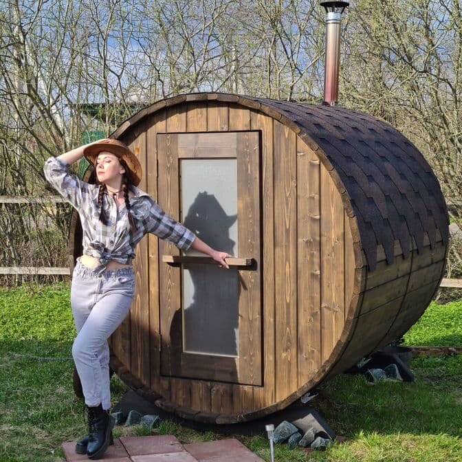 Это я +15 кг назад 😂 Эта фотография используется братом в объявлениях по продаже бань-бочек и почему-то пользуется популярностью))