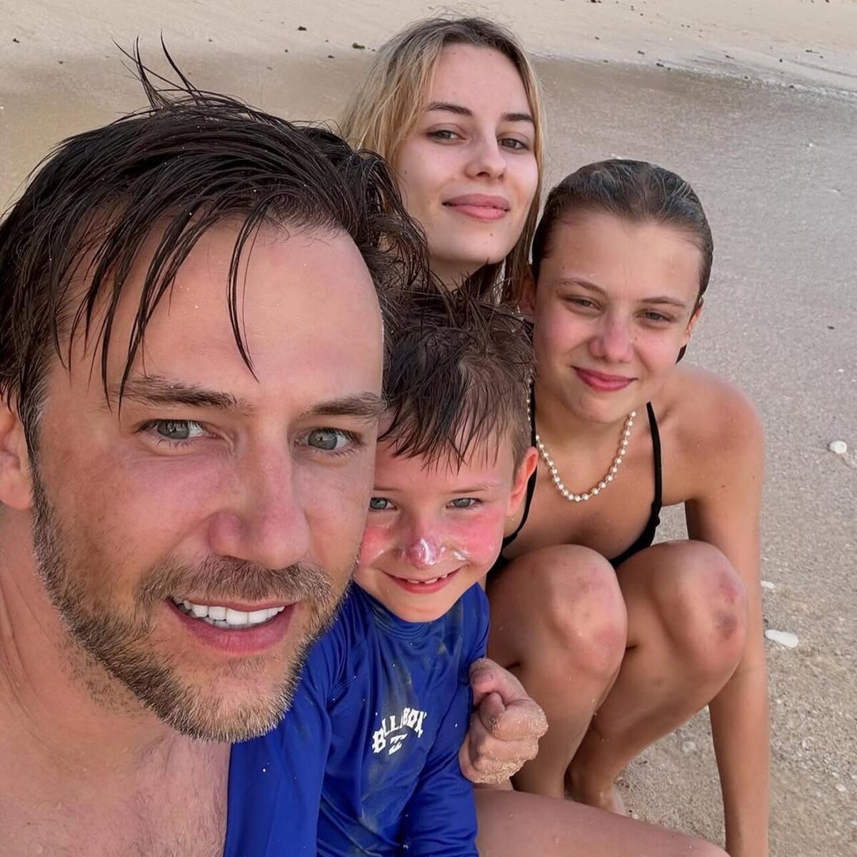    Иван Жидков с невестой и детьми Социальные сети