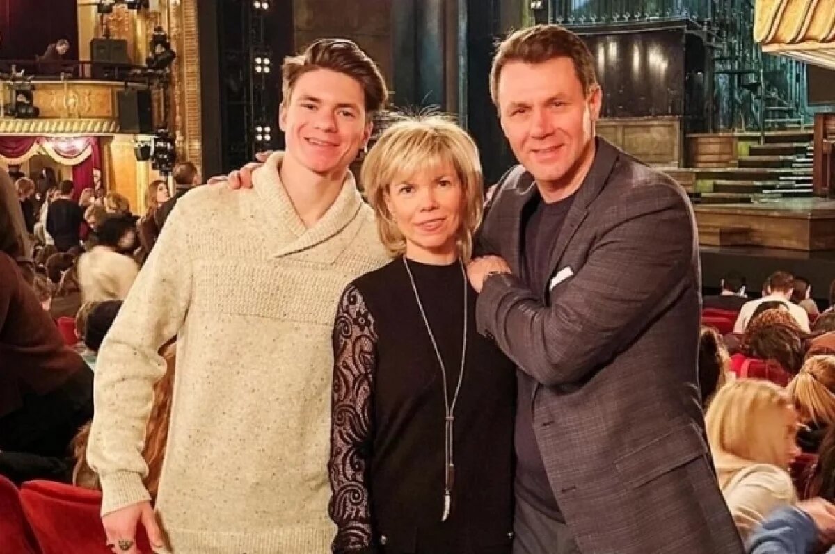     Евгения Шишкова и Вадим Наумов с сыном Макисмом Наумовым.