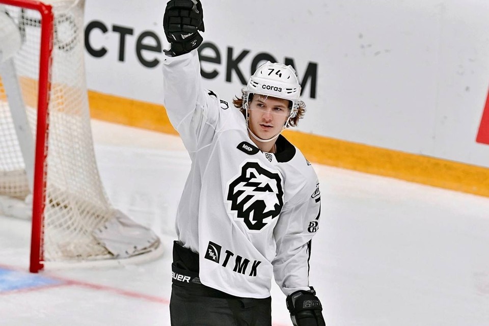    Виталий Кравцов оформил дубль и помог своей команде одержать победу. Фото: ХК «Витязь»