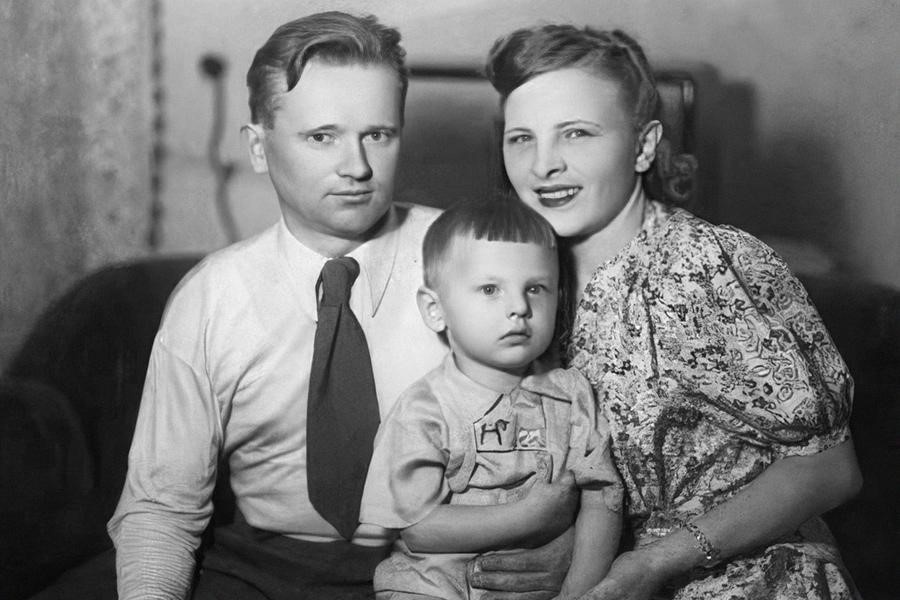 Юрий Антонов с родителями. Фото из открытого доступа