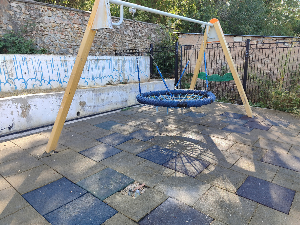 Согласно актам периодического визуального контроля, здесь он проходит ежедневно. 