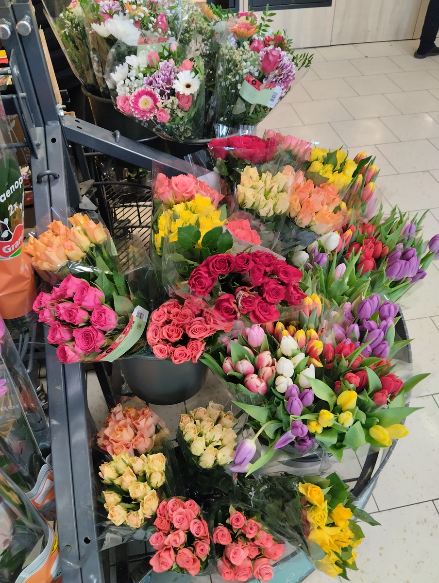 Фото автора. В супермаркете цветочный прилавок. Я там постоянно кручусь🌞