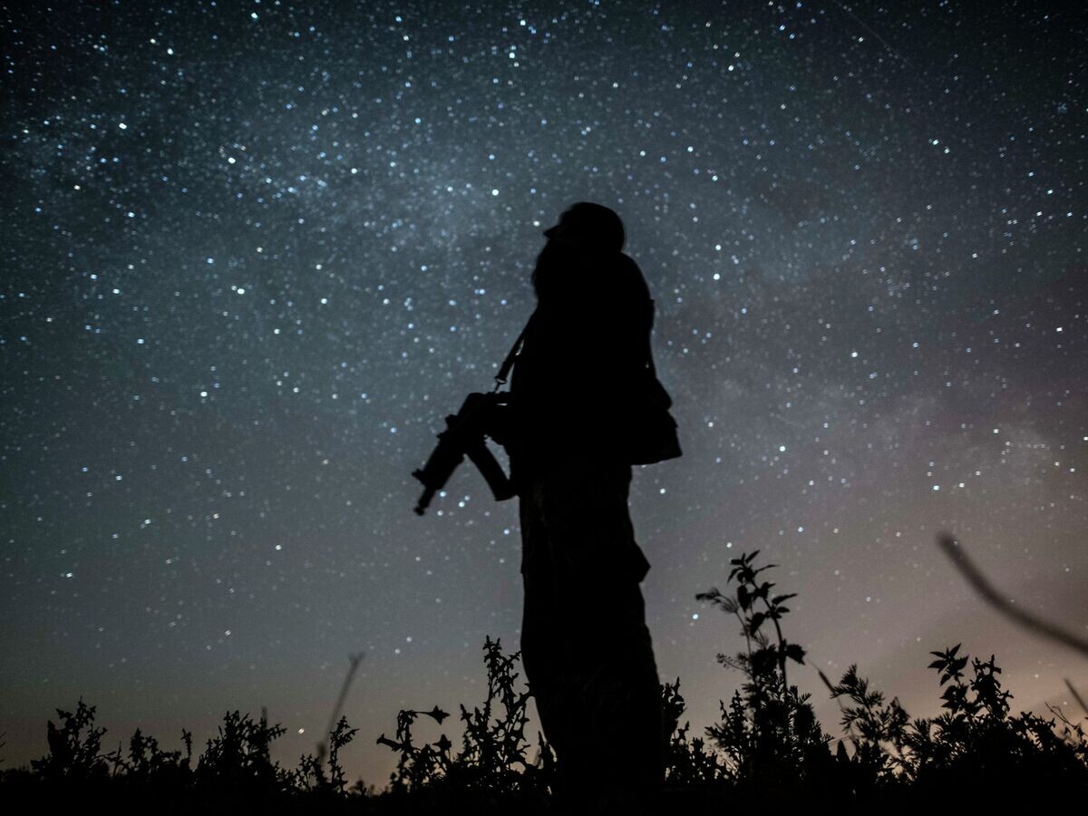    Солдат ВСУ на позиции возле Донецка© AP Photo / Evgeniy Maloletka