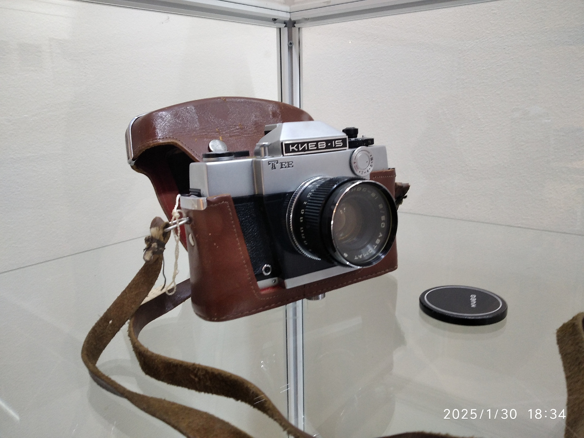 На выставке был только такой старинный фотоаппарат  (моя фотография)