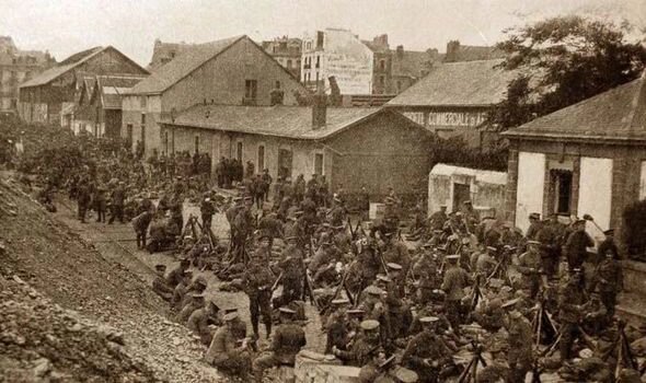 Британский экспедиционный корпус прибывает в Бельгию.