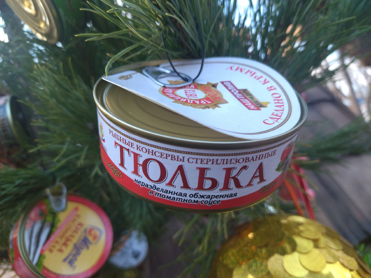 В Крыму вот так украшают ёлки в парках. 