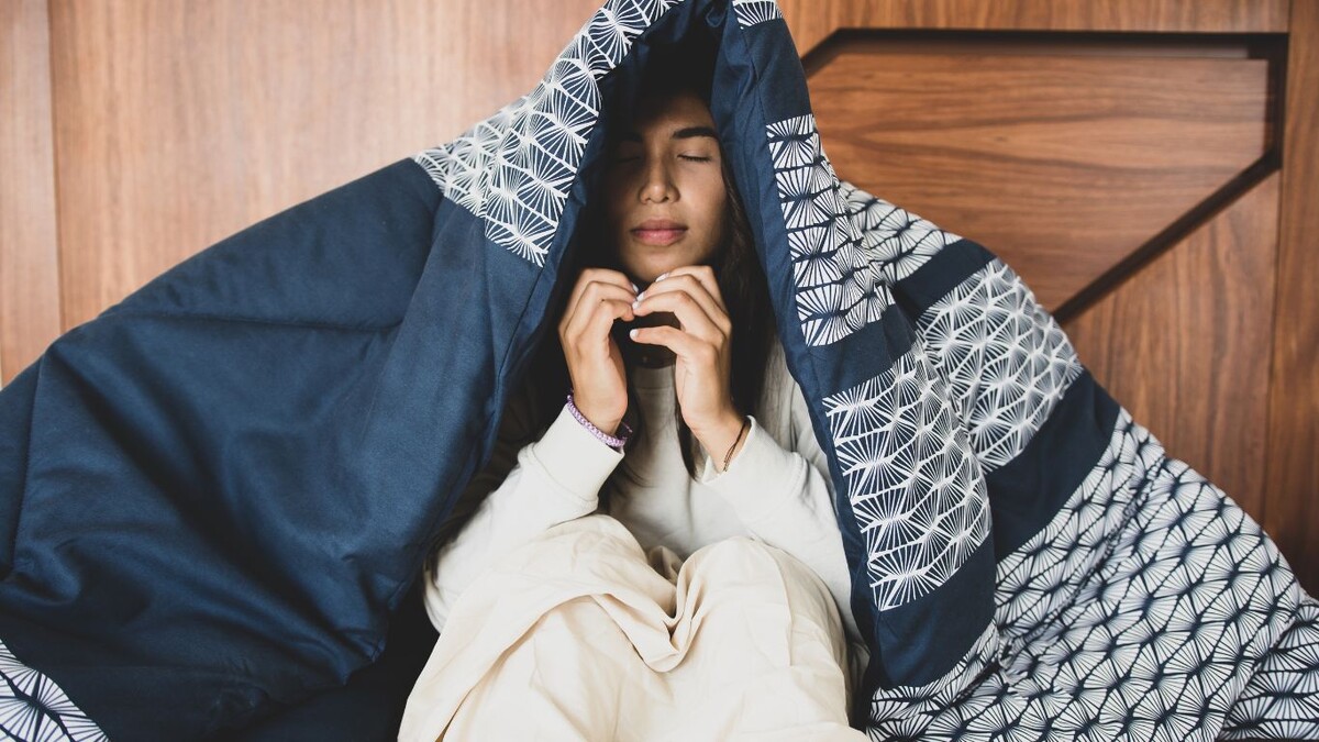 Почему зимой хочется спать больше, чем обычно, и как наладить режим сна?