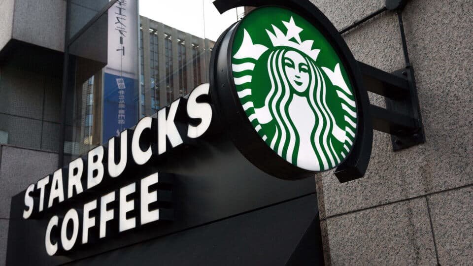 https://signsystem.ru/infostat/zalog-uspeha-starbucks-lyubov-k-klientam-i-yarkie-vyiveski/