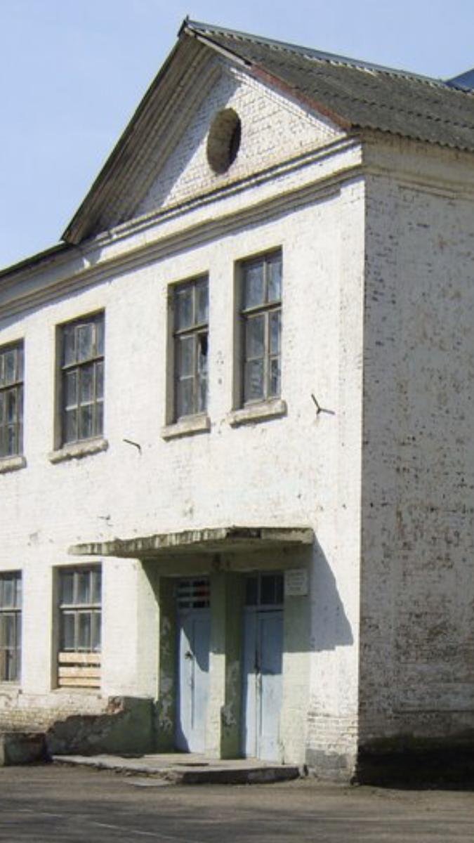 Та самая школа, где когда-то учился Игашка. Та самая дверь. Ничего уже не осталось от двора с клумбами, рябины с лавочками у калитки, чудесного сада, штакетника меж кирпичными столбиками. Лишь мёртвый асфальт. А несколько лет назад и здание это снесли, хотя торжественно клялись открыть там кадетский корпус...