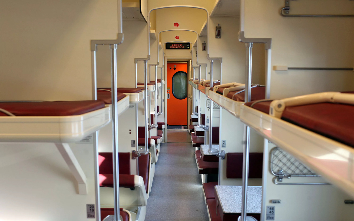 "Интерьер плацкартного вагона: полки для багажа расположены под нижними местами и на верхних полках" 🚂