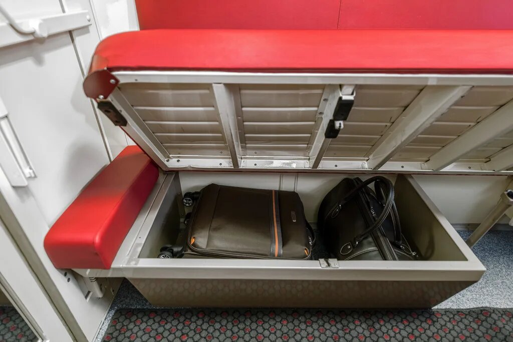 "Место для хранения багажа под нижней полкой в плацкартном вагоне" 🎒🚂