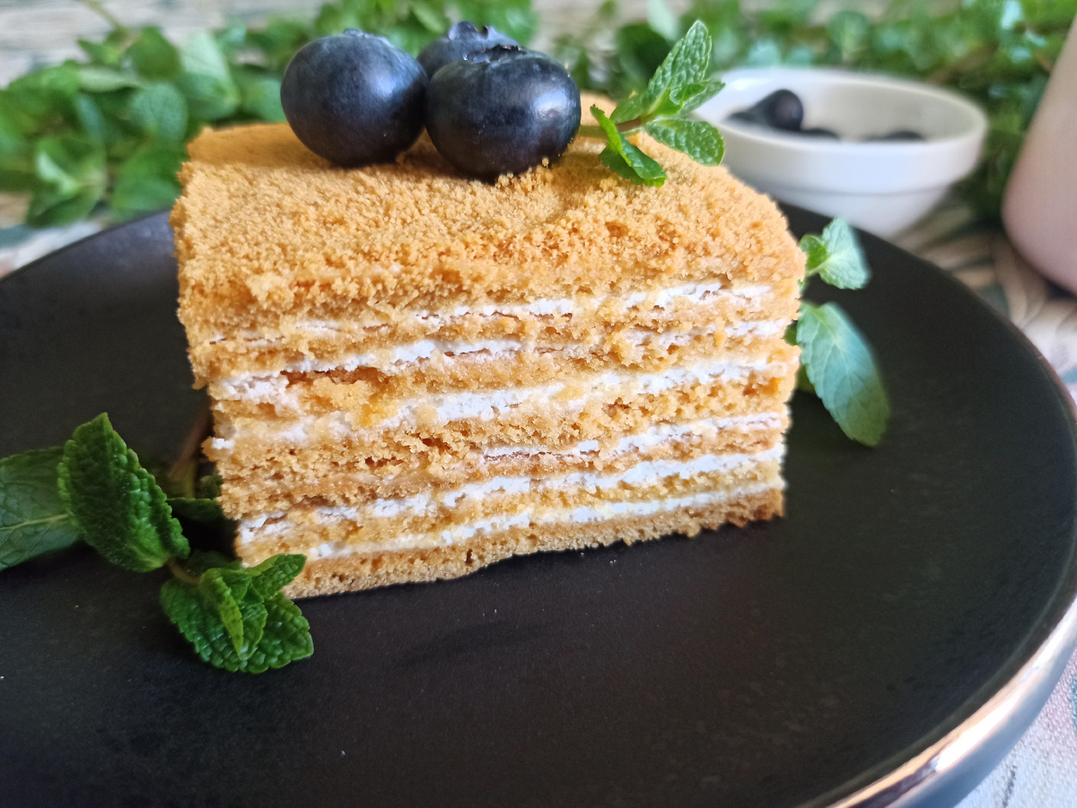 Торт получился очень нежный, мы ещё накануне купили торт в пекарне и магазинный, чтобы сравнить. Этот конечно вне конкуренции!