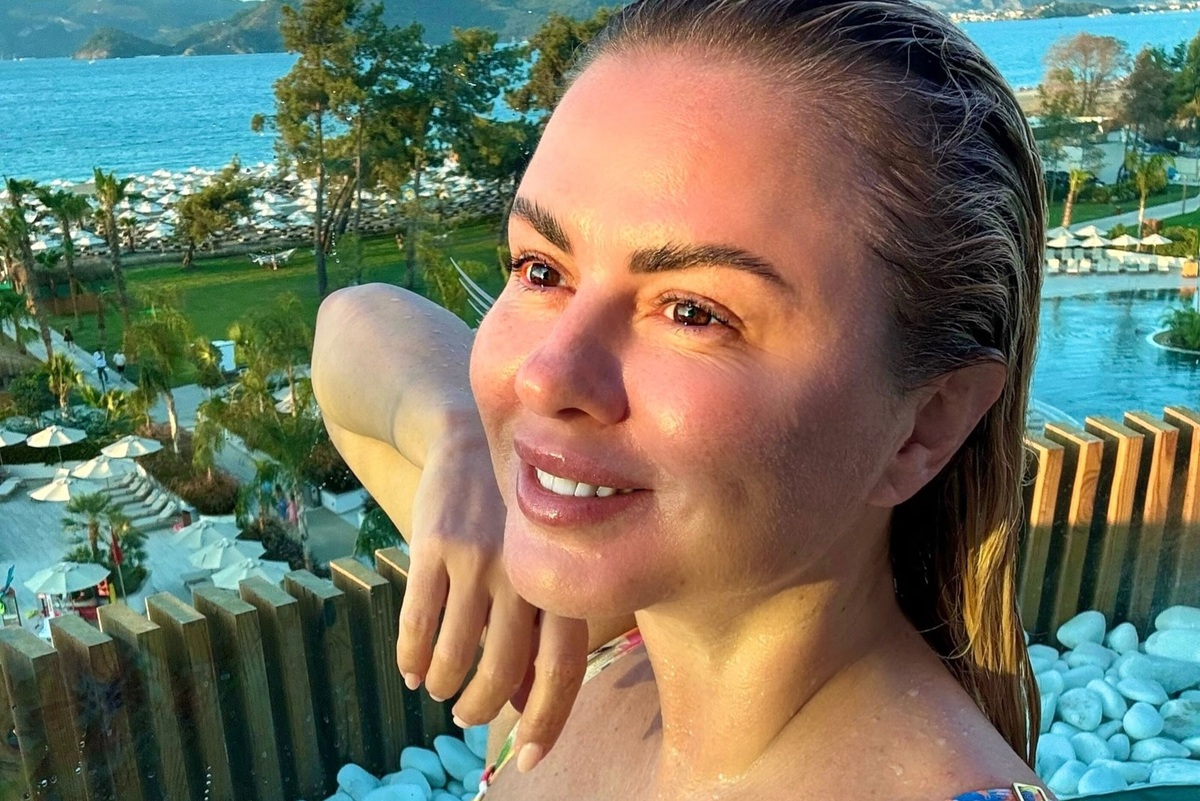     Похудевшая Анна Семенович показала фигуру в откровенном бикини на Мальдивах