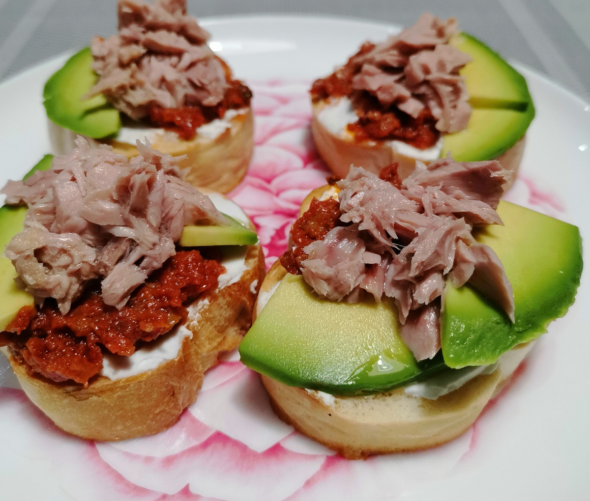 Брускета с вялеными помидорами и тунцом. 