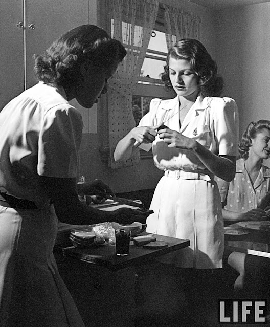 Рита Хейворт чистит помидоры, пока ее подруга Вирджиния Хови готовит сэндвичи с желе для велопрогулок и пикников.