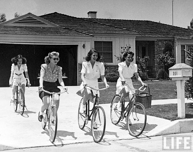 Рита Хейворт покидает свой дом с друзьями из Пасадены: Минервой Грисволд, Джейн Хопкинс и Вирджинией Хови, чтобы отправиться на 10-мильную велопрогулку и пикник в каньонах за Вествудом, Калифорния.
