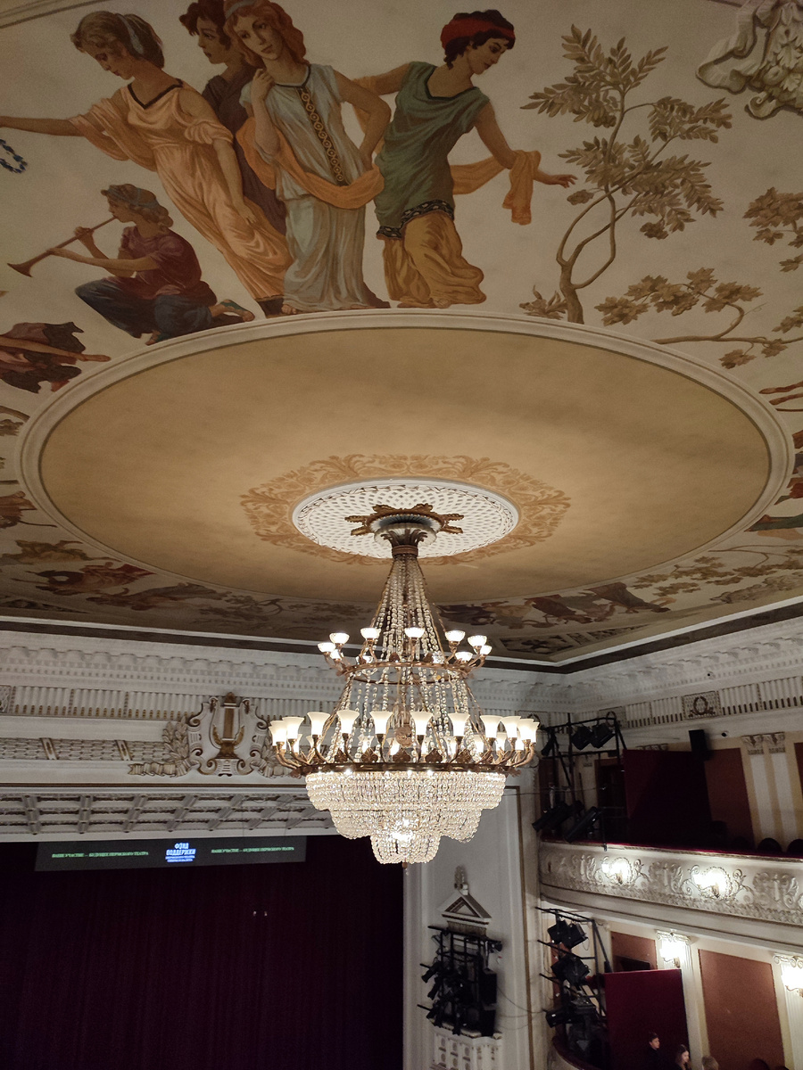 Коллекция фото театральных люстр пополнилась. Столько раз её вижу и всегда восхищаюсь. 