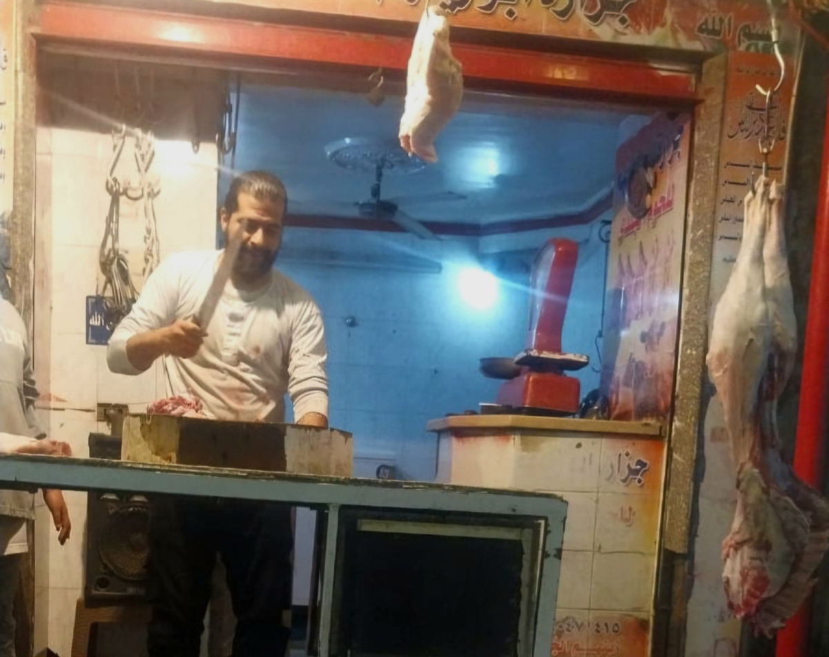 Товарищу, похоже, не привыкать орудовать ножом. 