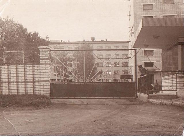 Прямо пятый этаж - Резервная застава ММГ . Под берёзками часов на 11 и стоит теперь наш памятник...  На котором ещё позже приписали другие  военные действия части...