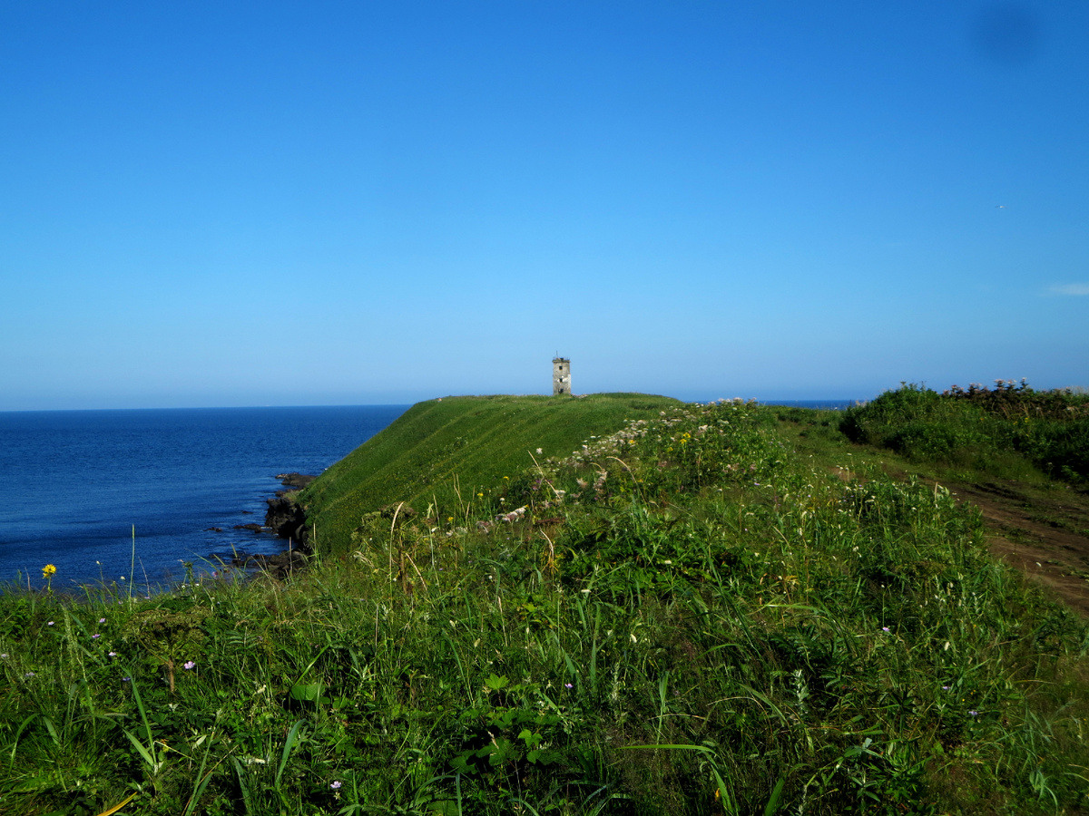 За ним бескрайний океан.