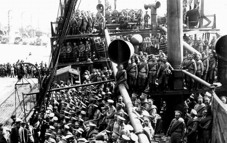 Белогвардейцы на транспорте. Фото из открытых источников