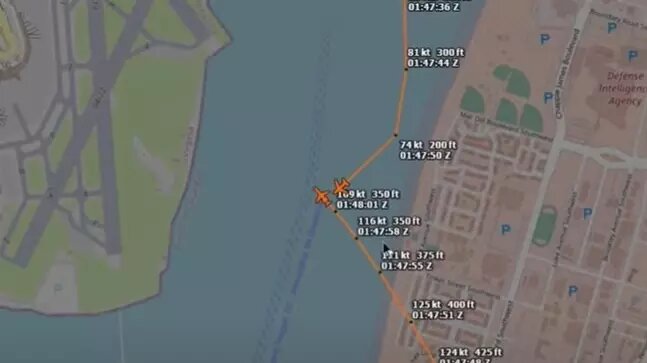 Перед столкновением вертолет развернулся в сторону самолета и поднялся на его высоту. Фото: x.com