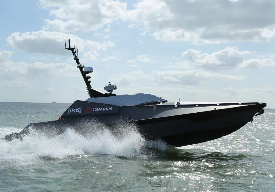 Среди всех крупных стран к тематике БЭКов поначалу серьезно отнеслась только Великобритания. Это один из первых промышленных БЭКов L3Harris. Фото Royal Navy