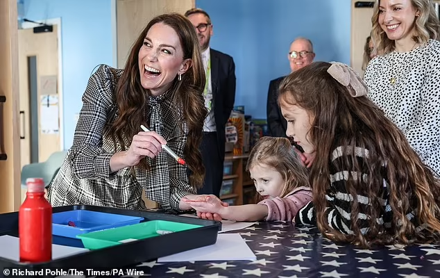 Во время своего одиночного визита Кейт проявила смекалку, помогая детям с их творчеством, раскрашивая их руки и чувствуя себя в своей тарелке