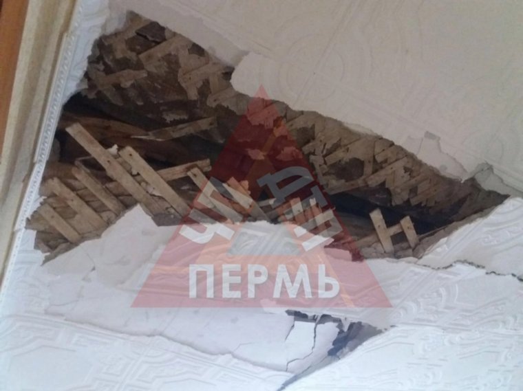 Частичное обрушение кровли двухэтажного многоквартирного дома в п. Углеуральский Губахинского городского округа
Фото:ЧП ДТП Пермь/telegram