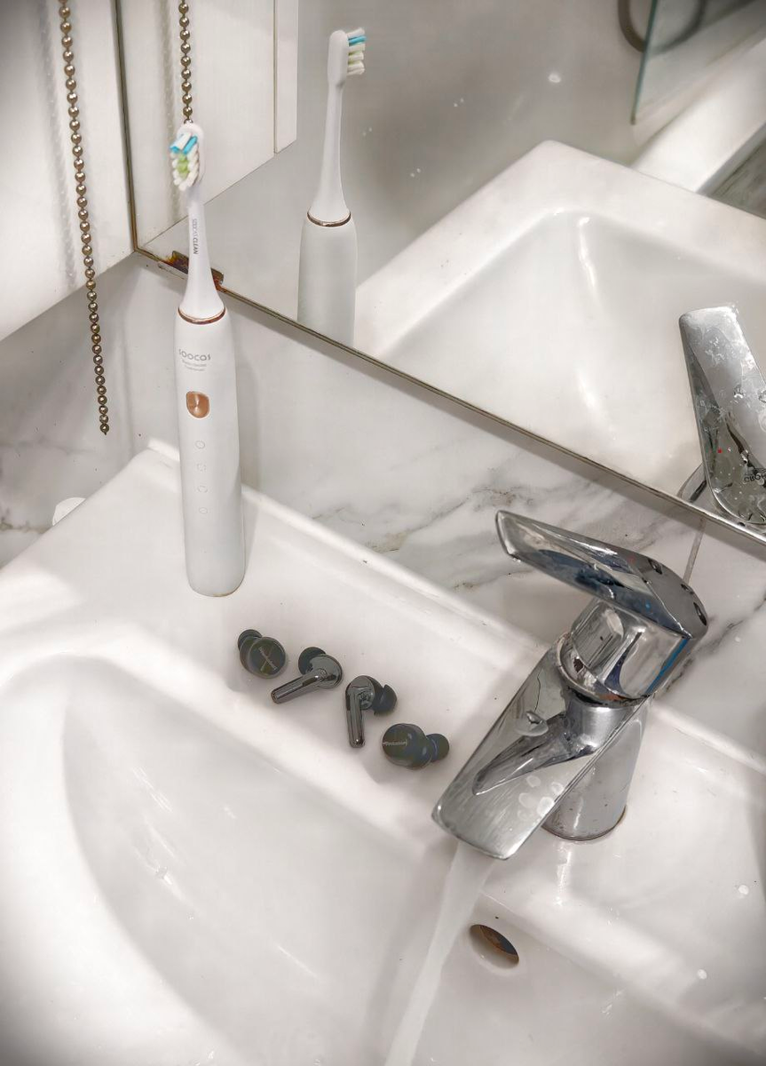 UV-фичи как в Audio-Technica нет, приходится мыть наушники с мылом под струёй... (шутка)  