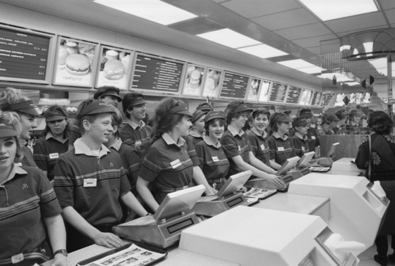    Сотрудники у линии раздачи в день открытия первого ресторана быстрого обслуживания «Макдоналдс» на Пушкинской площади