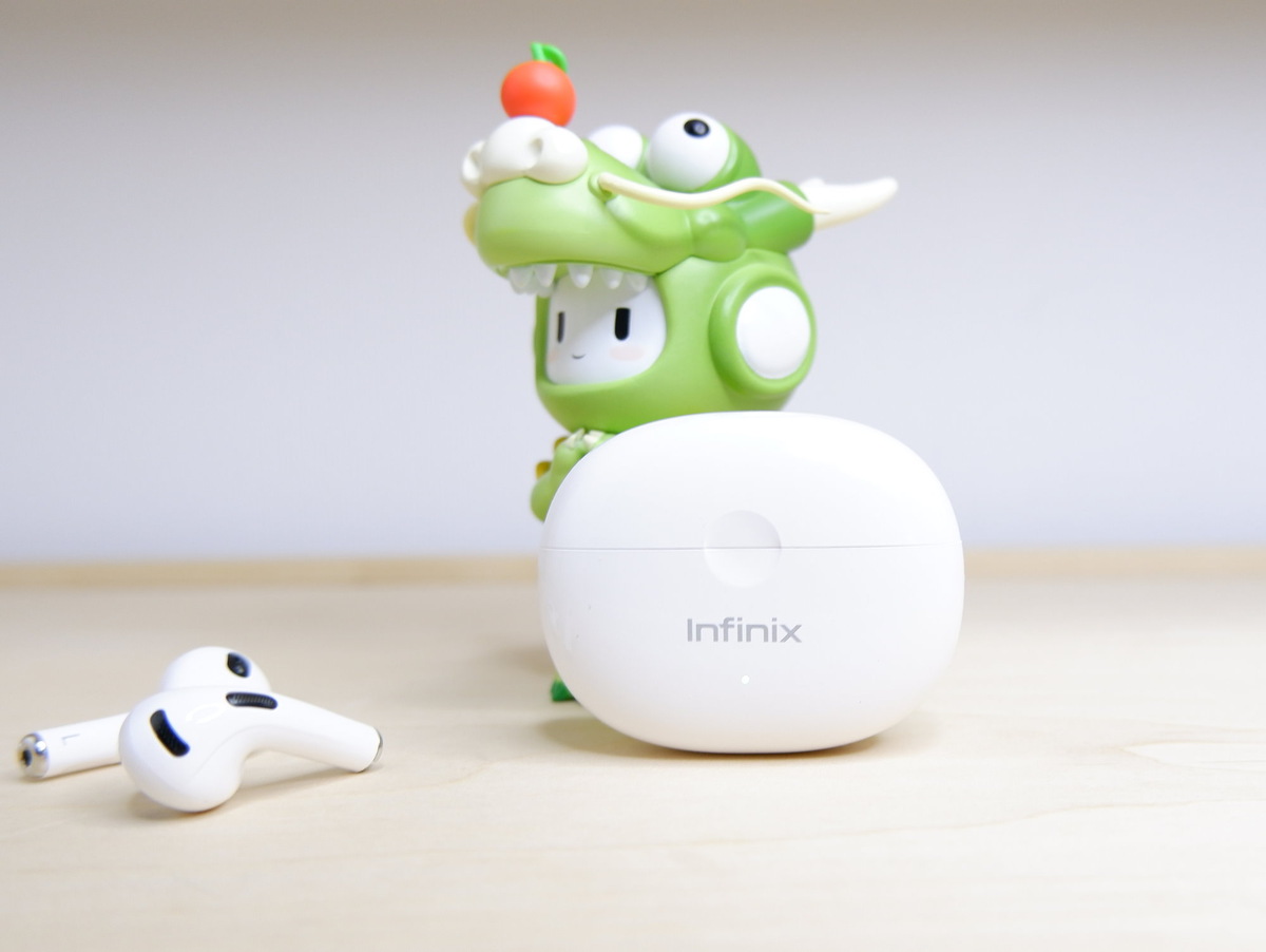 Кейс порадовал качественным шарниром, а вот светодиод оказался не очень информативным